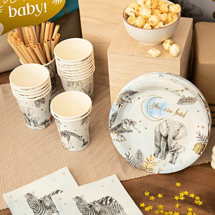 Versiering voor een babyshower in het blauw en goud met safari thema