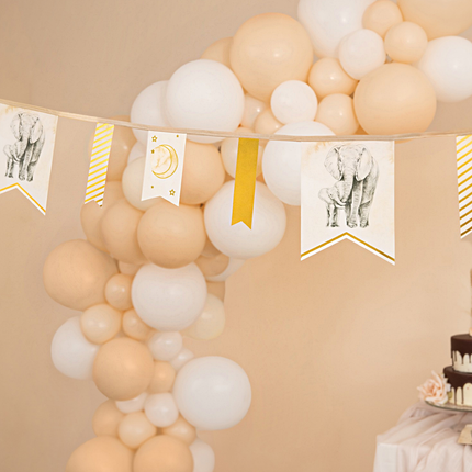 Goud met nude slinger voor een gender neutrale babyshower met safari thema