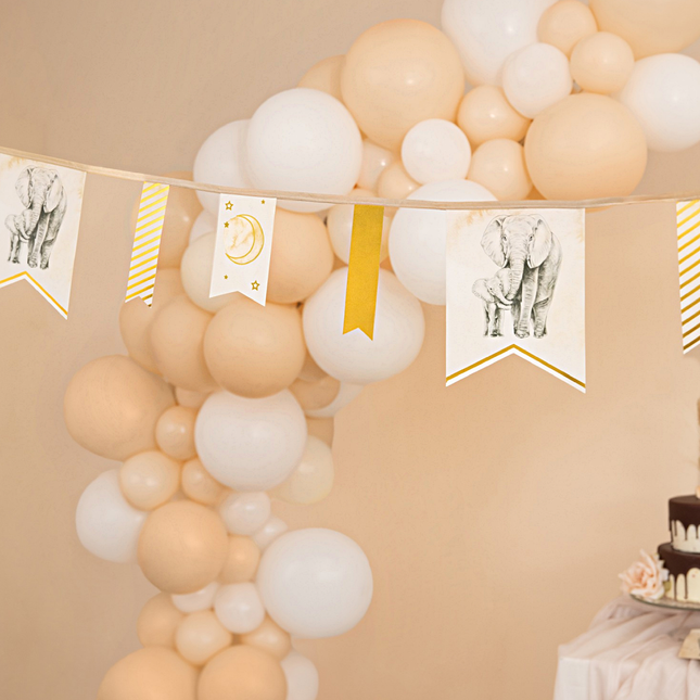 Goud met nude slinger voor een gender neutrale babyshower met safari thema