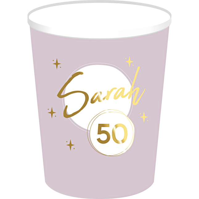 Lila versiering met gouden tekst sarah 50 voor een verjaardag vrouw