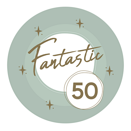 Mint groene bordjes met de gouden tekst fantastic 50