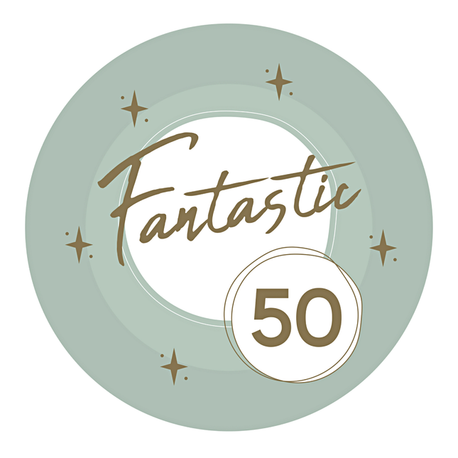 Mint groene bordjes met de gouden tekst fantastic 50