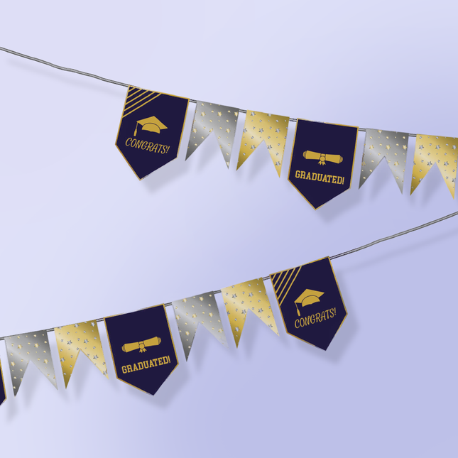 vlaggenlijn met zilveren en gouden vlaggen en donkerpaarse vlag met de tekst congratulations en graduated op een pastel paarse achtergrond