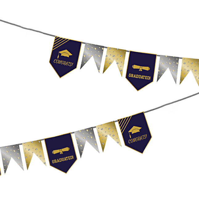 vlaggenlijn met zilveren en gouden vlaggen en donkerpaarse vlag met de tekst congratulations en graduated