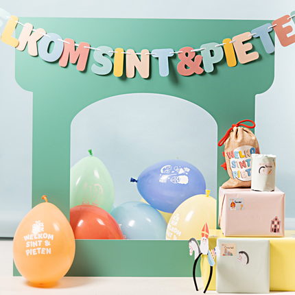 kleurrijke sinterklaas versiering bestaande uit slingers en ballonnen
