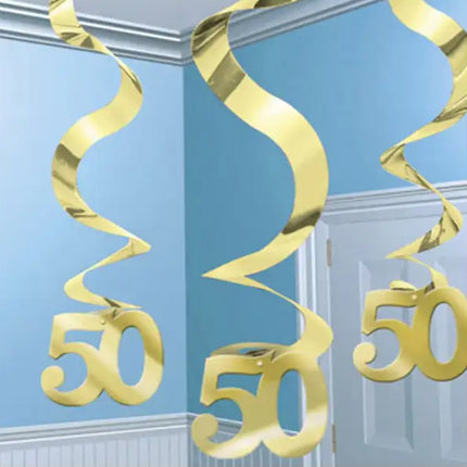 Gouden swirls met 50 erop in kamer met blauwe muur