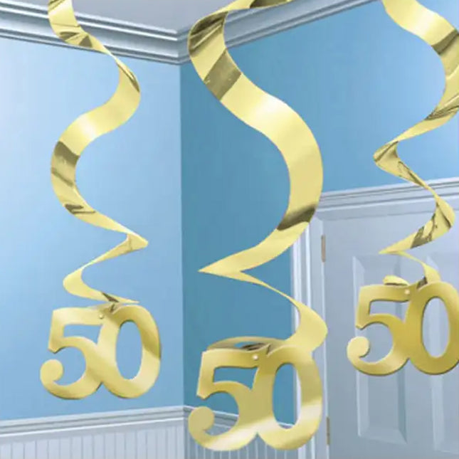 Gouden swirls met 50 erop in kamer met blauwe muur