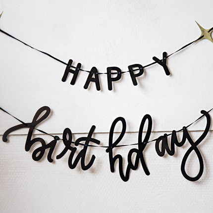 zwarte slinger met de tekst happy birthday en gouden sterren