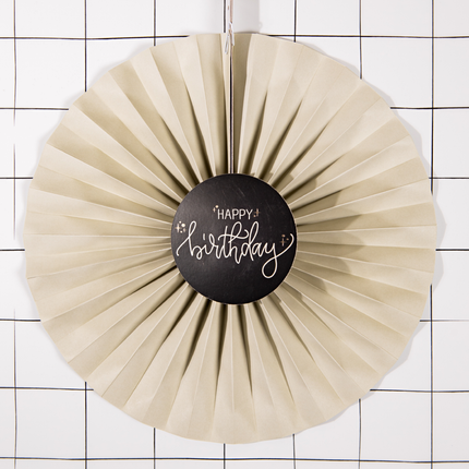 creme waaier met een zwarte binnenkant en de tekst happy birthday
