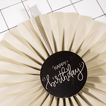 creme waaier met een zwarte binnenkant en de tekst happy birthday
