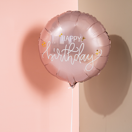 roze folieballon met de creme tekst happy birthday en gouden sterren