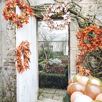 deur versierd met herfst kransen