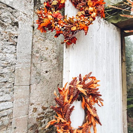 deur versierd met herfst kransen