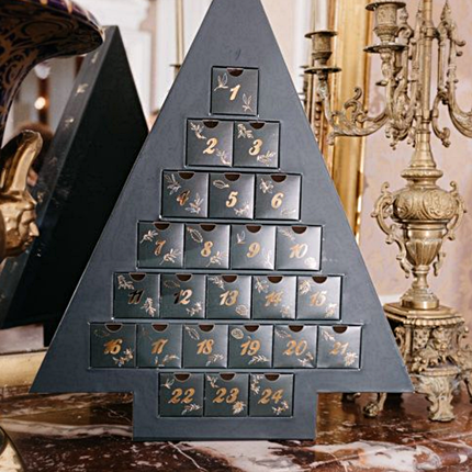 donkergroene advent kalender in de vorm van een kerstboom