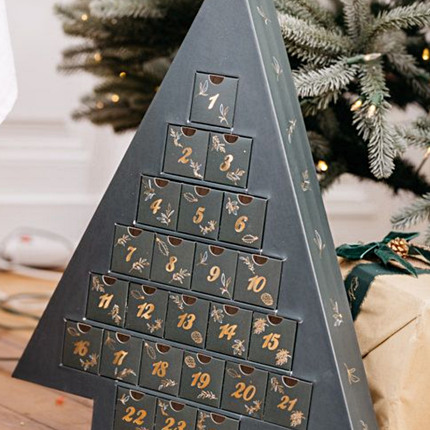 donkergroene advent kalender in de vorm van een kerstboom