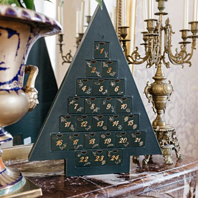 donkergroene advent kalender in de vorm van een kerstboom