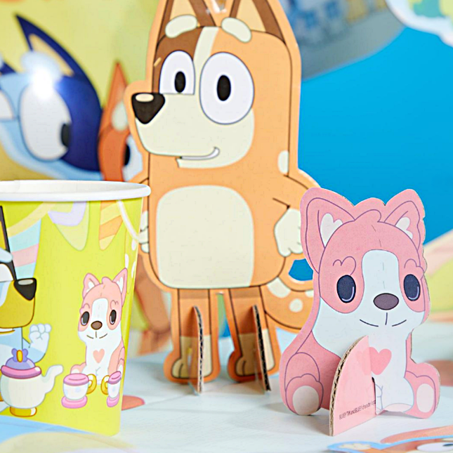 Bluey versiering zoals bekers en staande figuurtjes voor een kinder feestje