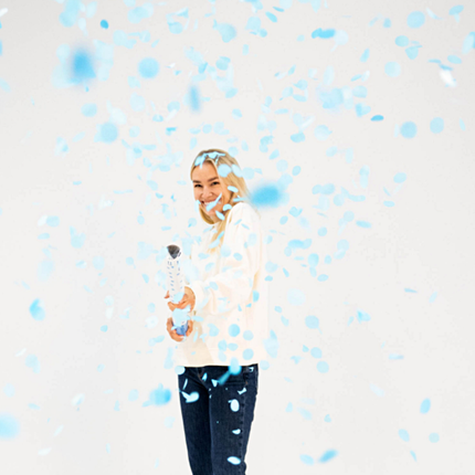 partypopper met blauwe confetti