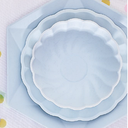 Blauwe bordjes en bakjes