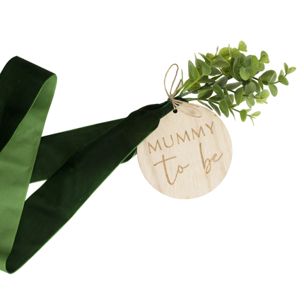 Groene, fluwelen buiksjerp met hout en eycalyptus