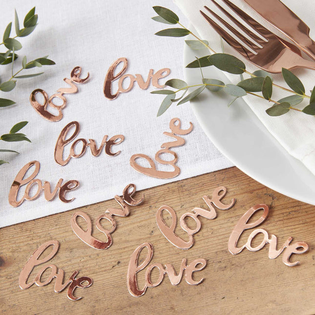 Tafel met confetti in de vorm van het woord love