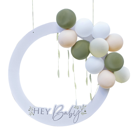 Wit fotoframe met de tekst hey baby en groene, witte en nudekleurige ballonnen