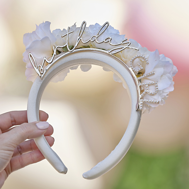Witte haarband met rozen en de tekst birthday girl in het goud met parels