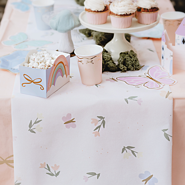 witte tafelloper met bloemen en vlinders