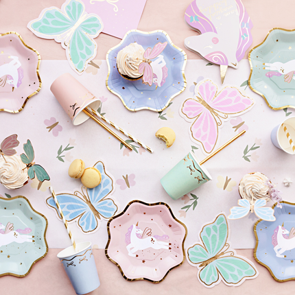 tafel versierd met unicorn versiering