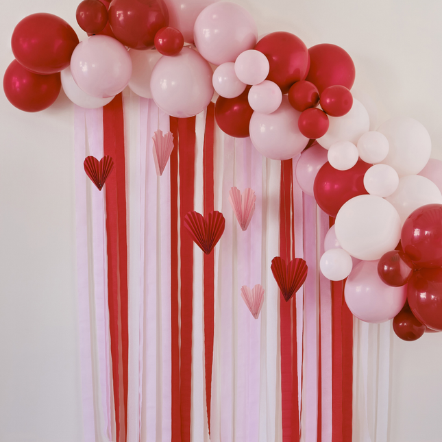 Ballonnenboog in het rood en roze met streamers en hartjes