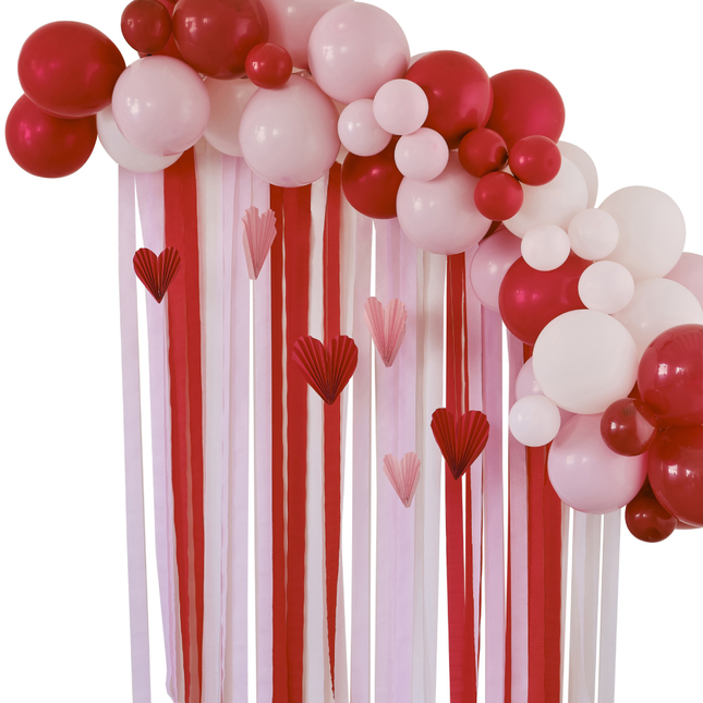 Rood met roze ballonnenboog met streamers en hartjes