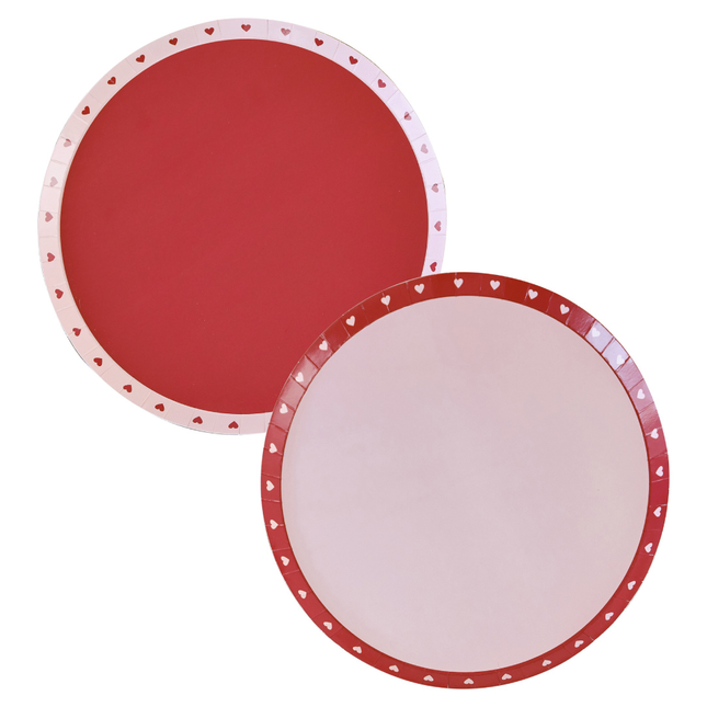 Papieren bordjes in het rood en roze met hartjes