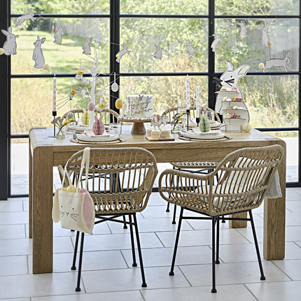 Houten tafel versierd met snacks en paas versiering