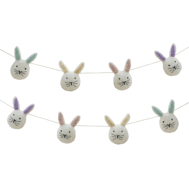 Slinger met konijntjes eraan van vilt met gekleurde oren