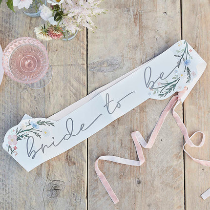 sjerp met bloemenmotief en tekst bride to be