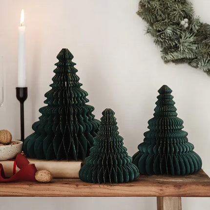 Donkergroene kerstboom honeycombs op bruine tafel