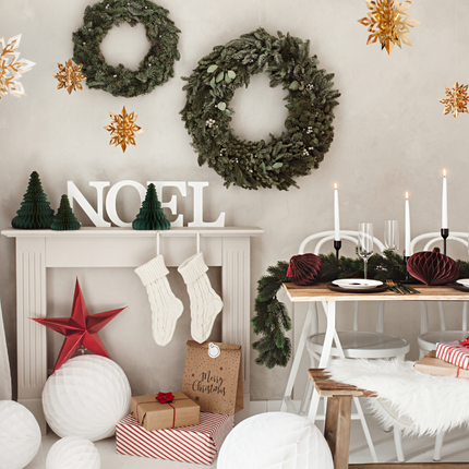 kerstversiering in het groen en houtkleur