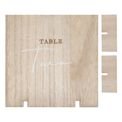 Houten plaatje voorzien van een standaard en tafelnummer geschreven in chique handschrift