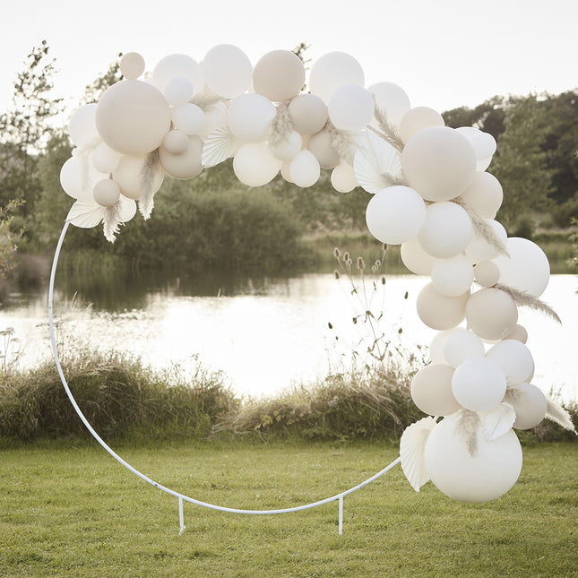 ronde witte boog met witte en ivoor kleurige ballonnetjes