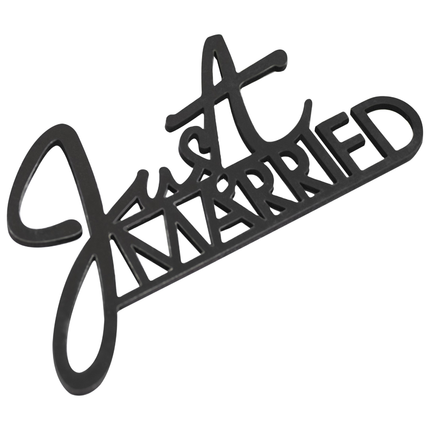 Zwart bordje met de tekst just married