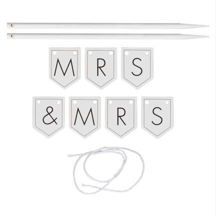 Personaliseerbare taart topper met witte banners met zwarte letters en houten stokjes