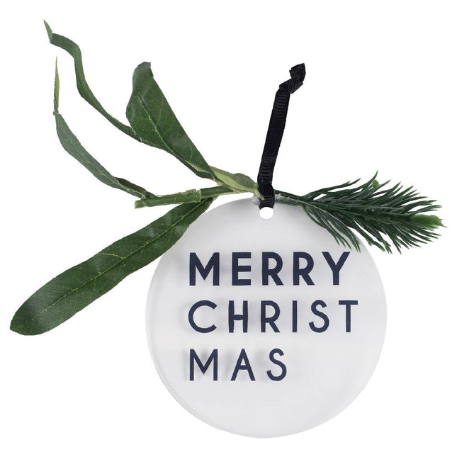 Hanger van acryl met merry christmas erop aan een zwart koord met een takje ertussen