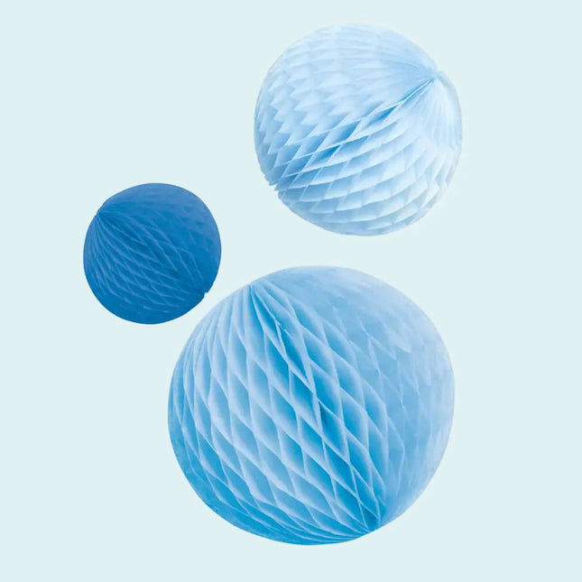 Drie honeycombs in blauwe tinten op lichtblauwe achtergrond