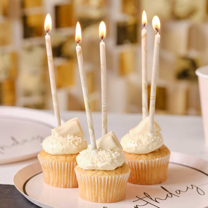 cupcakes met gemarmerde kaarsen erin