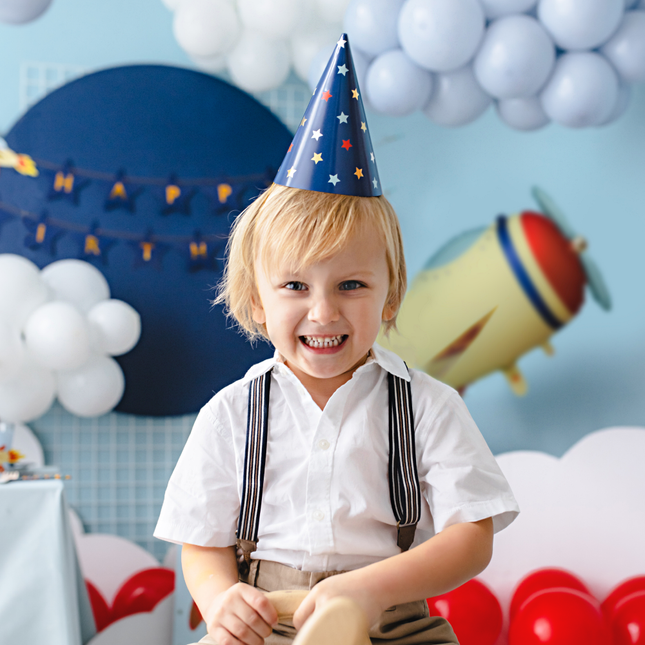 Bezeten kind met een marine blauw feest hoedje met sterren