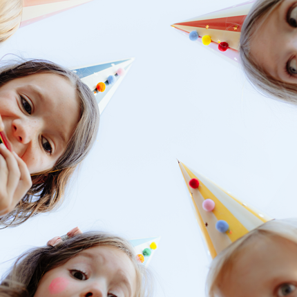 kinderen met circus feesthoedjes
