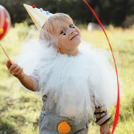 jongetje met circus verkleed kleding en een circus hoedje