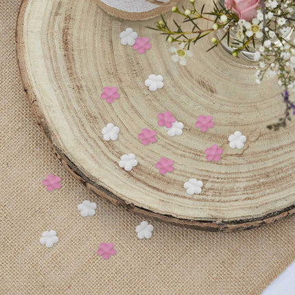 Tafel met jute tafelloper en kleine roze en witte hartjes
