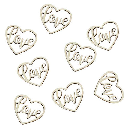 Houten confetti in de vorm van het hartjes en het woord love