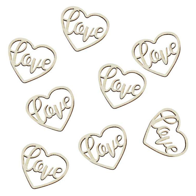 Houten confetti in de vorm van het hartjes en het woord love